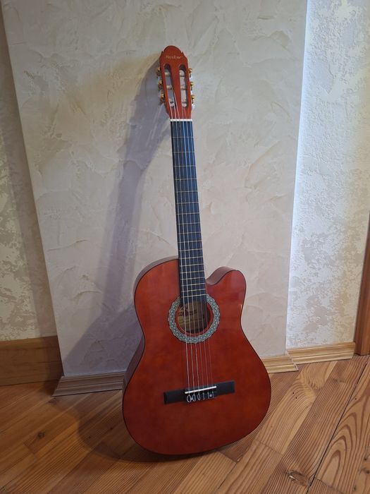 Продам класичну гітару в хорошому стані