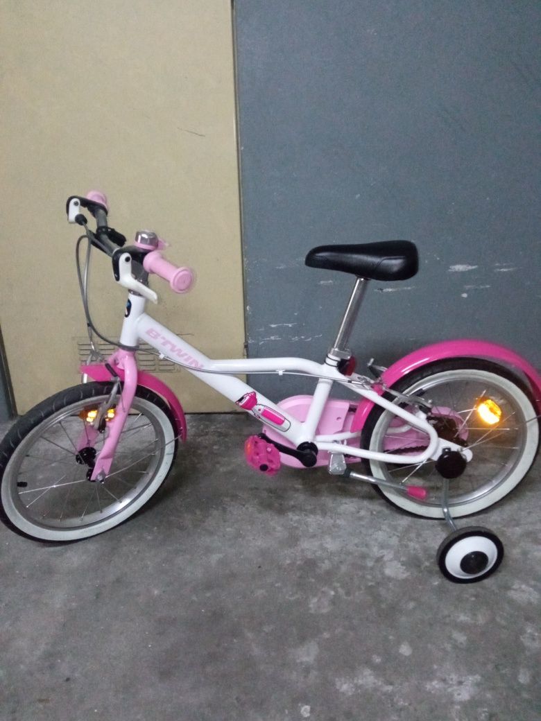 Vendo bicicleta de criança com capacete
