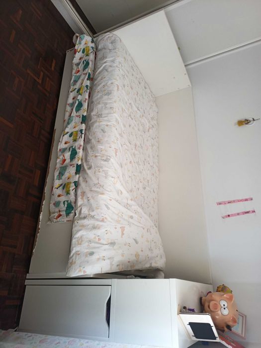 Cama dupla IKEA Flaxa com estrados e colchões de molas de 90x200