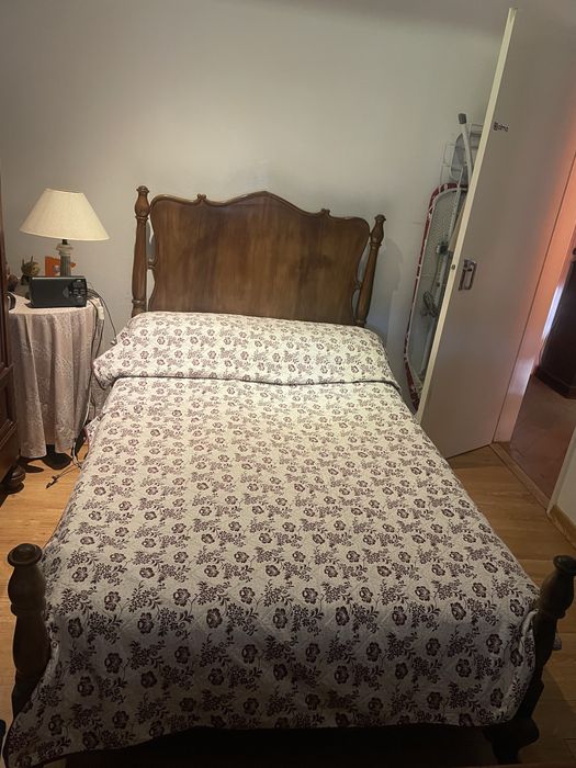 Cama e cómoda em madeira de castanheiro