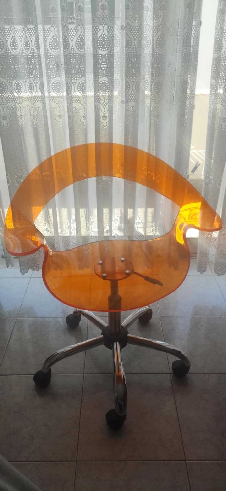 Cadeira Laranja como nova