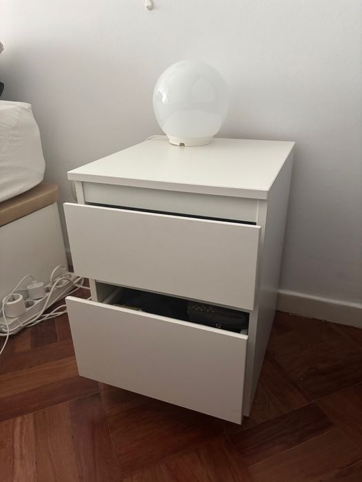 2 mesas de cabeceira Kullen.