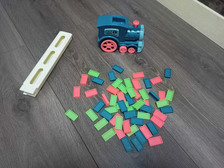Поїзд-будівельник доміно! Розвиваюча іграшка!