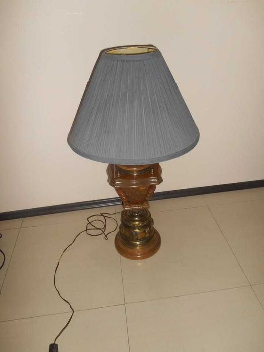 piękna dębowo mosiężna lampka stojąca