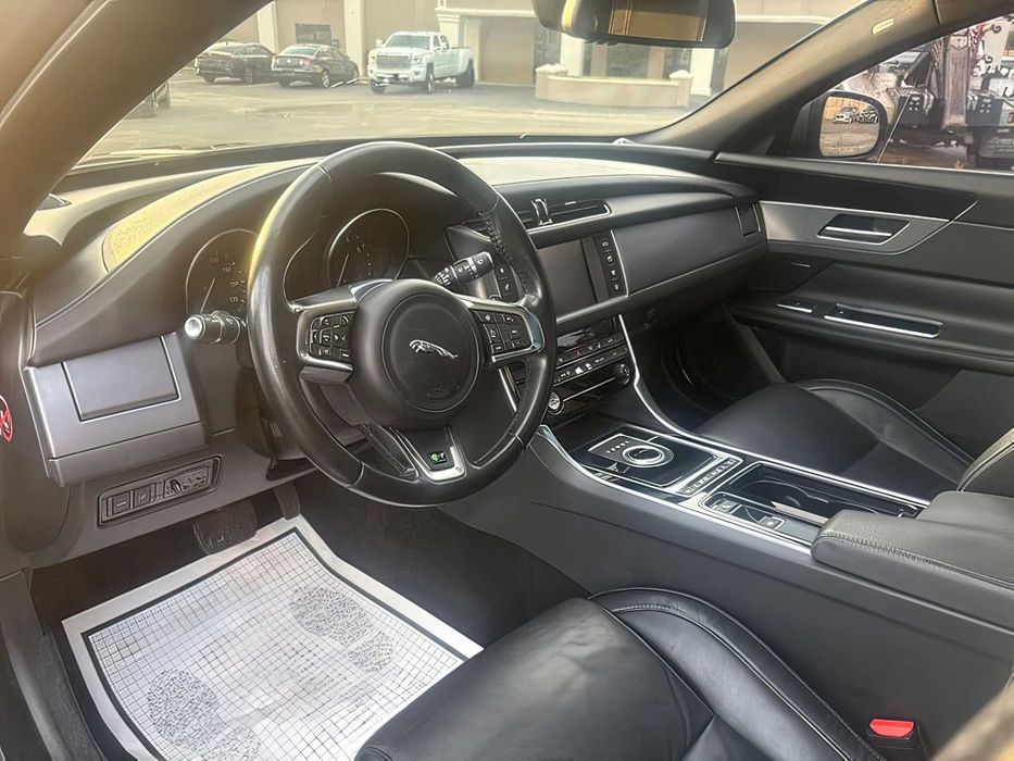 Jaguar XF      2016