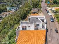 Moradia T3 + 3 Escritórios com Vista sobre o Funchal – Para Remodelaçã