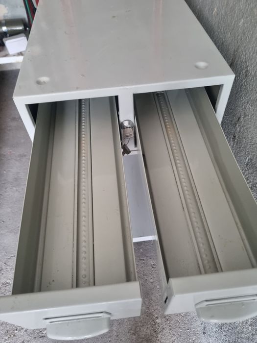 Vendo 2 armários de arquivo em metal