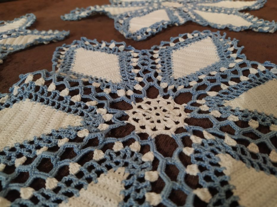 Conjunto de 3 naperons feitos à mão.