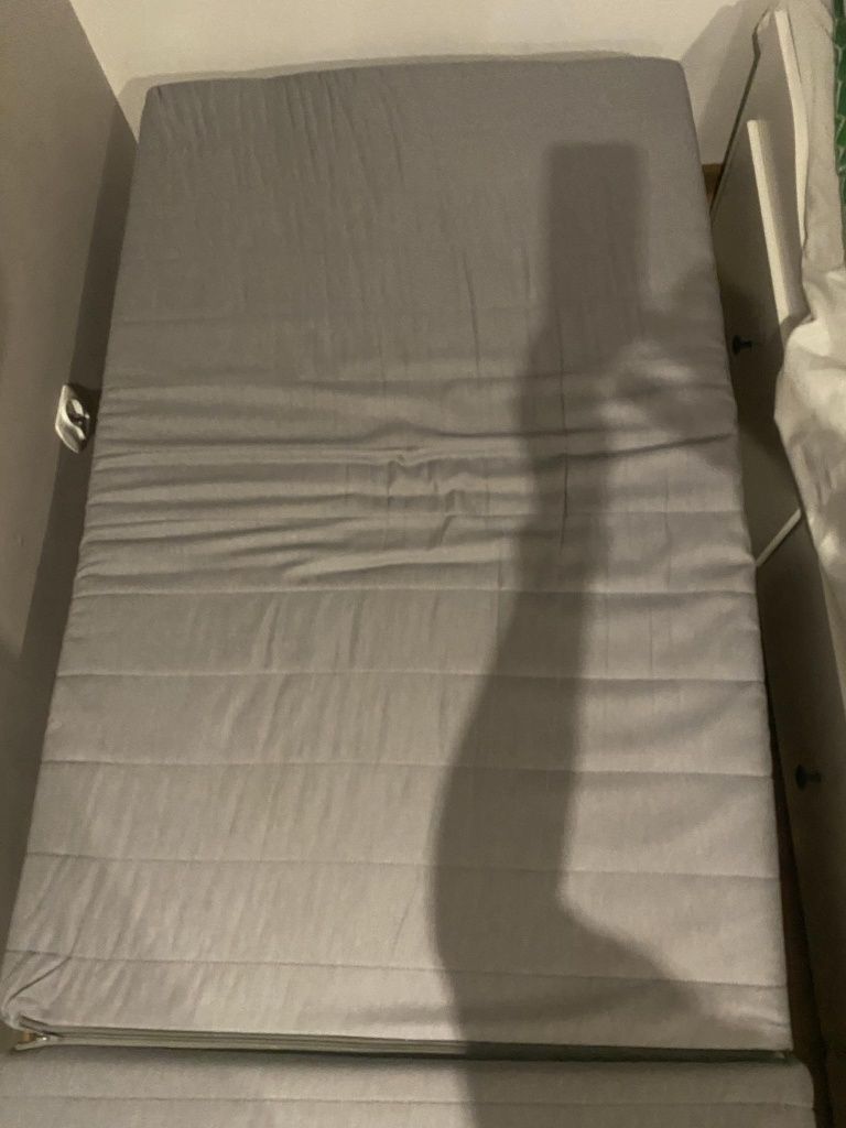 Łóżko rozkładane z narzutą