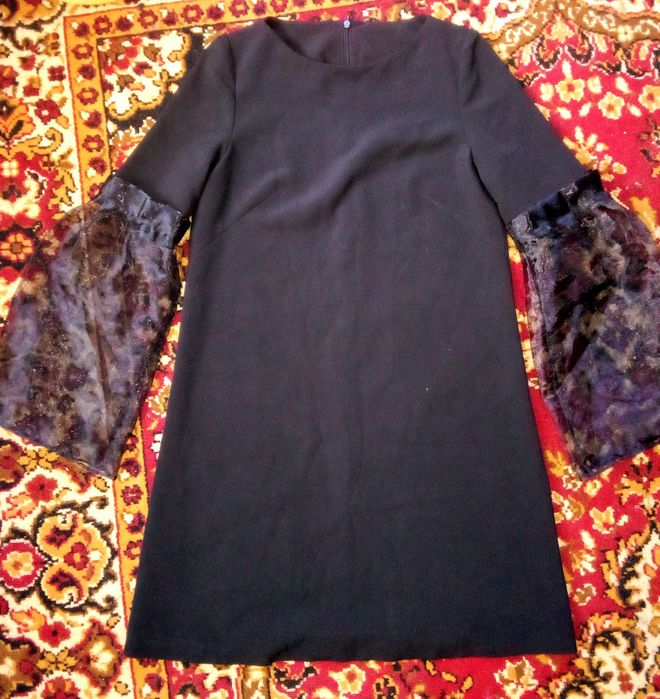 Чорна сукня з красивими рукавами