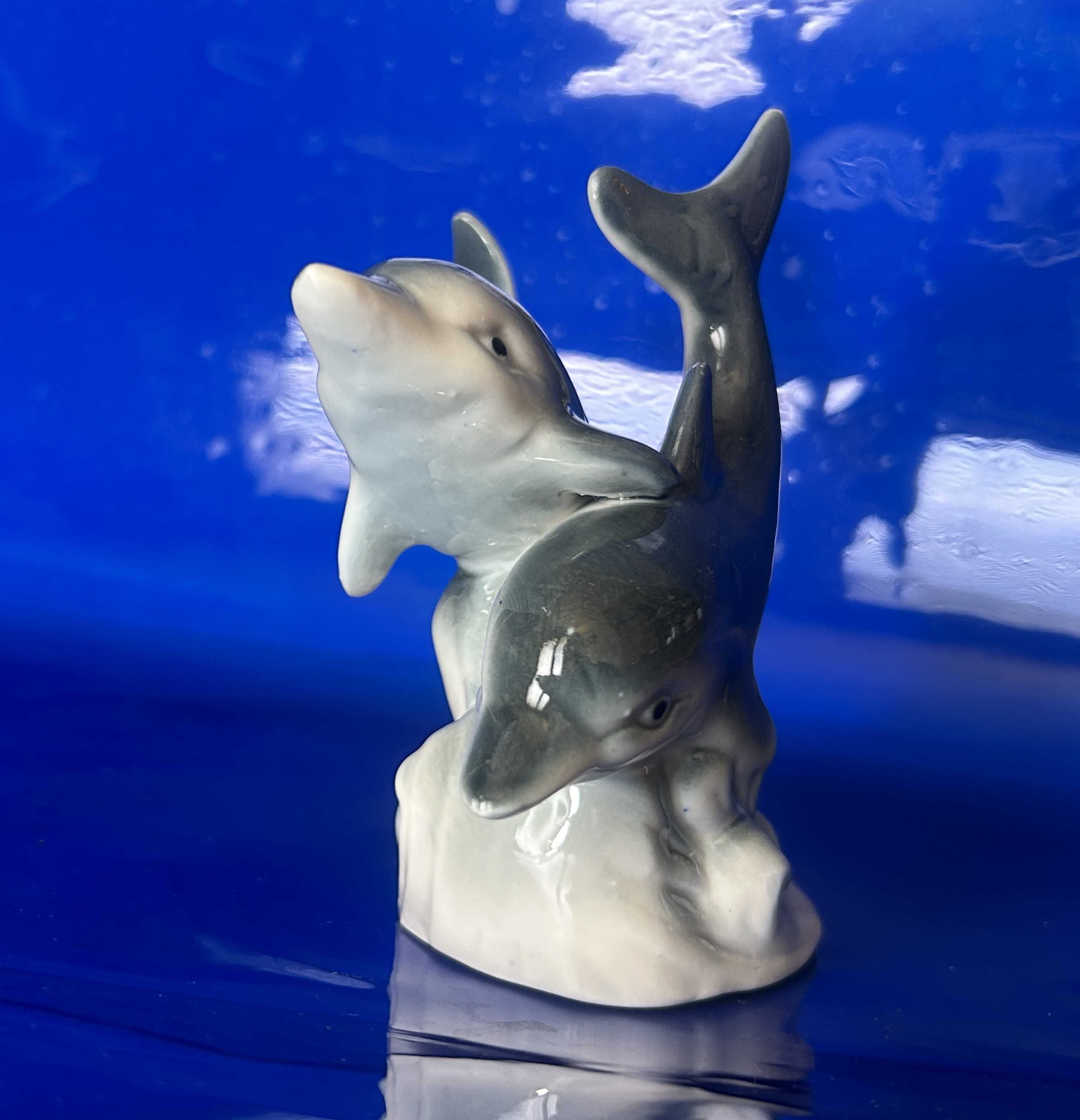 Figurka delfiny radosne.Porcelana, szkliwiona zdobiona, kolekcjonerska