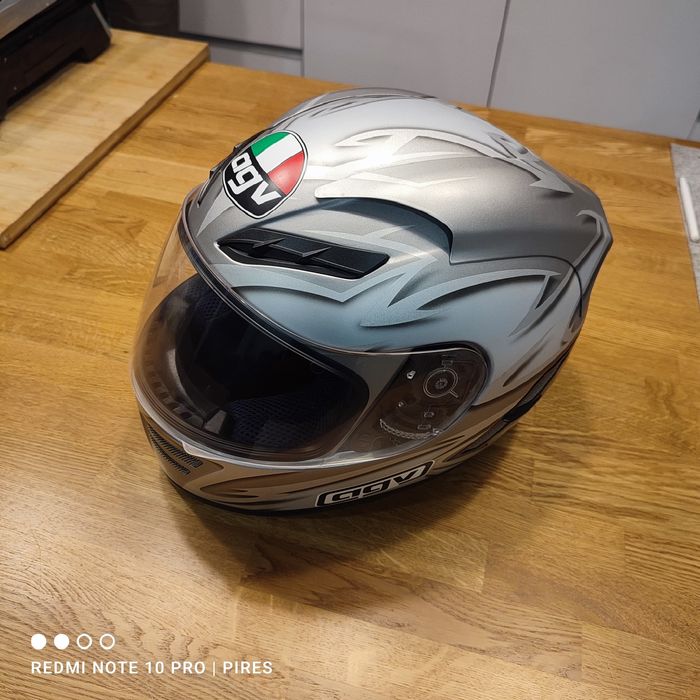 Capacete AGV Cinza – Muito Bom Estado – Com Saco de Transporte