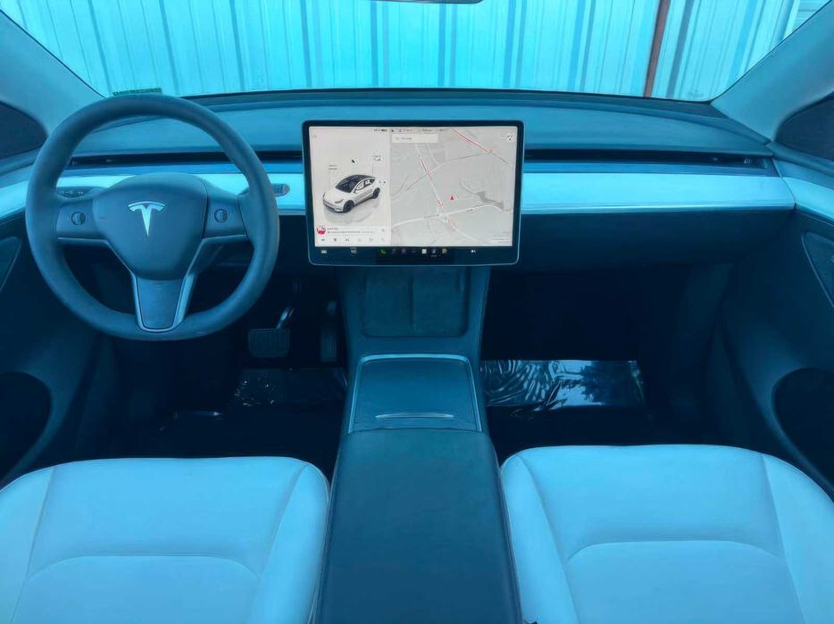 Tesla Model Y      2022