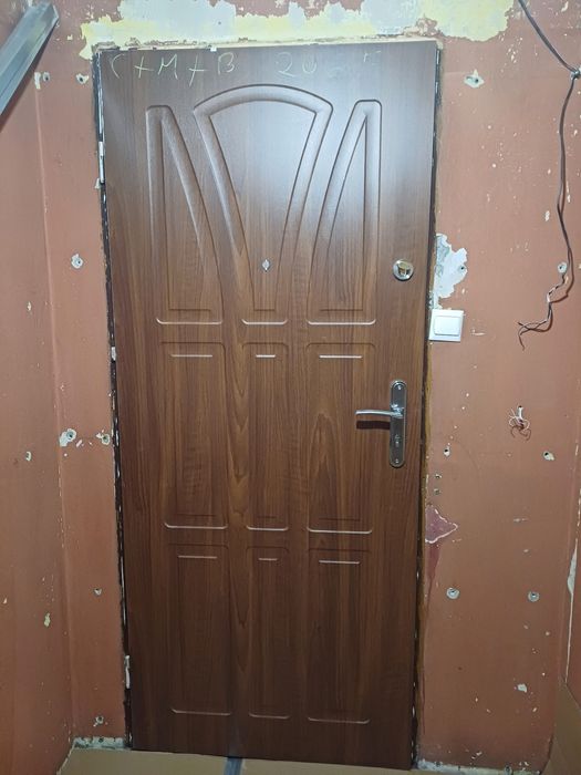 Drzwi wejściowe wewnątrz klatkowe