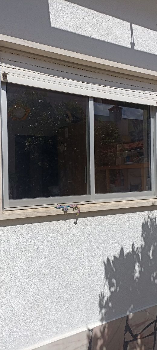 Janela de correr com chave em alumínio