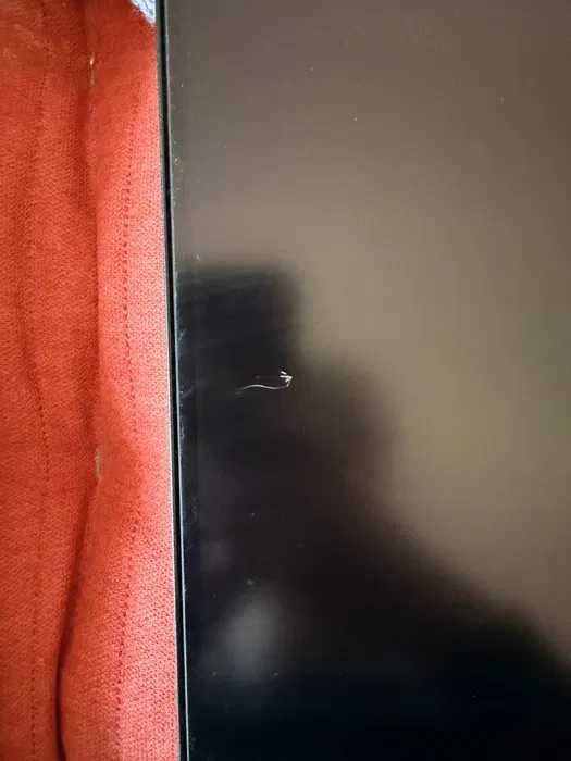 Монітор MSI G24C із царапкою на екрані