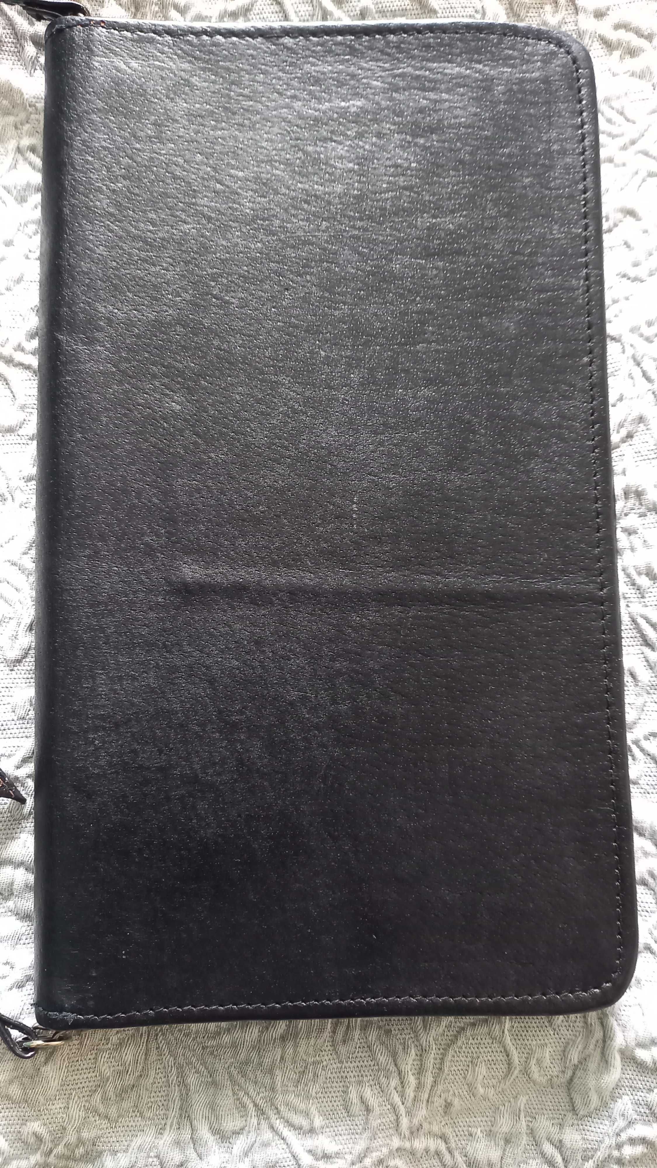 Czarna kopertówka z odpinanym paskiem