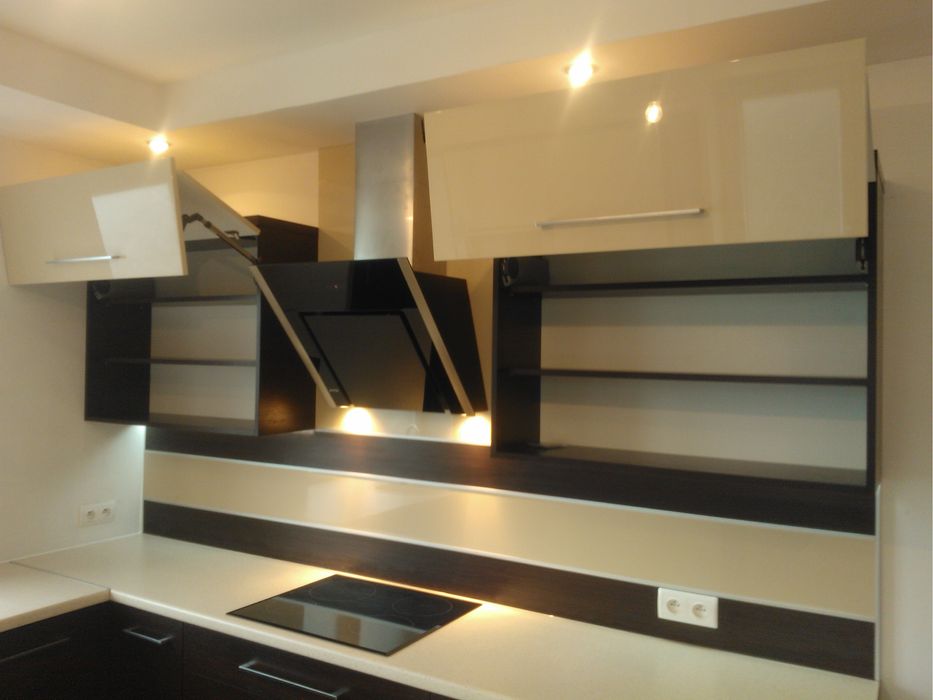 Zabudowa kuchenna beżowo-brązowa