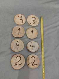Drewniane numery stołów
