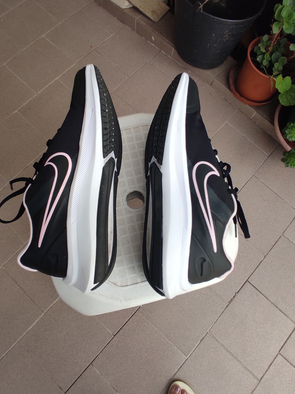 Tênis Nike pretos número 37.5