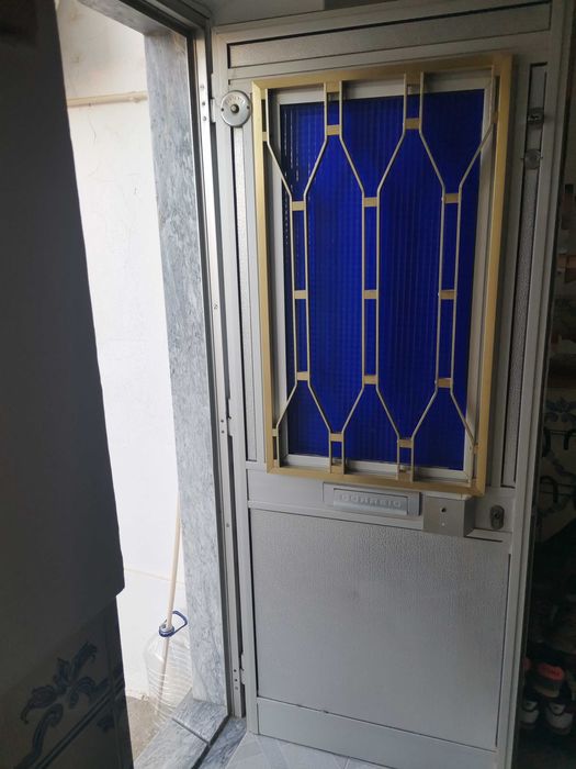 Porta de rua em aluminio com postigo veda luz e caixa correio incluso