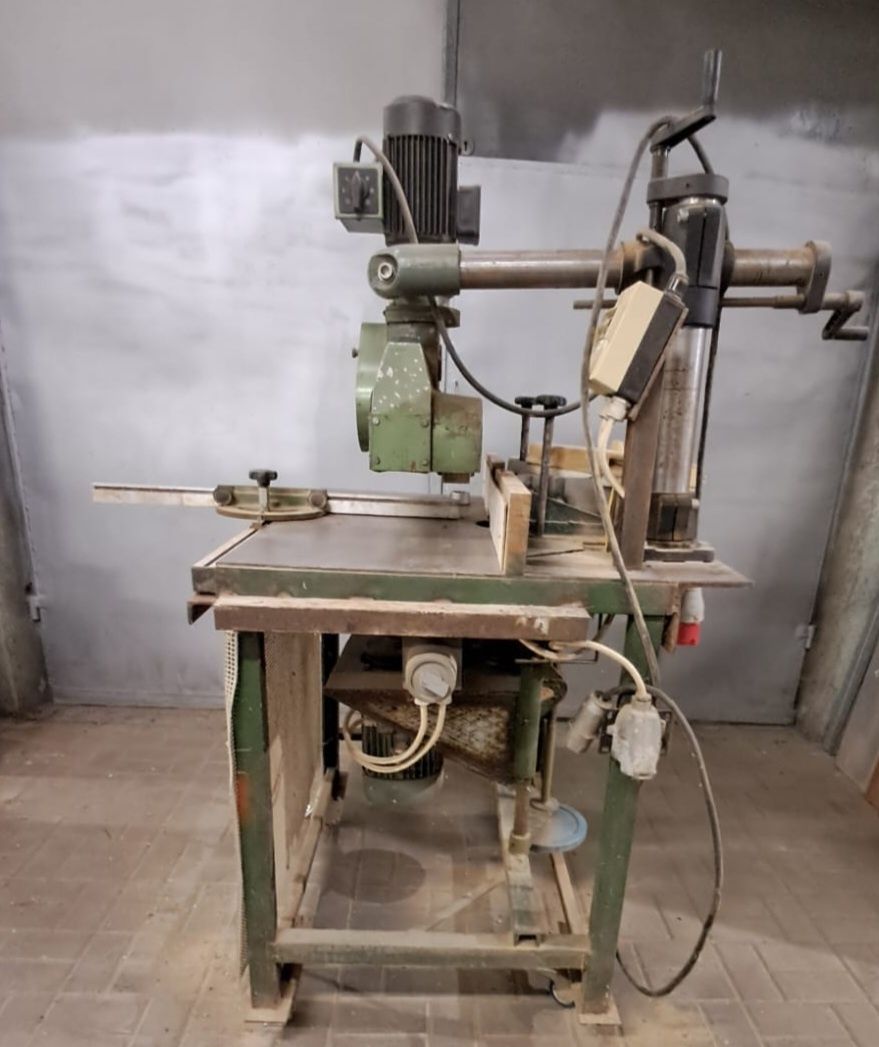 Frezarka dolnowrzecionowa + mechanizm posuwu = komplet