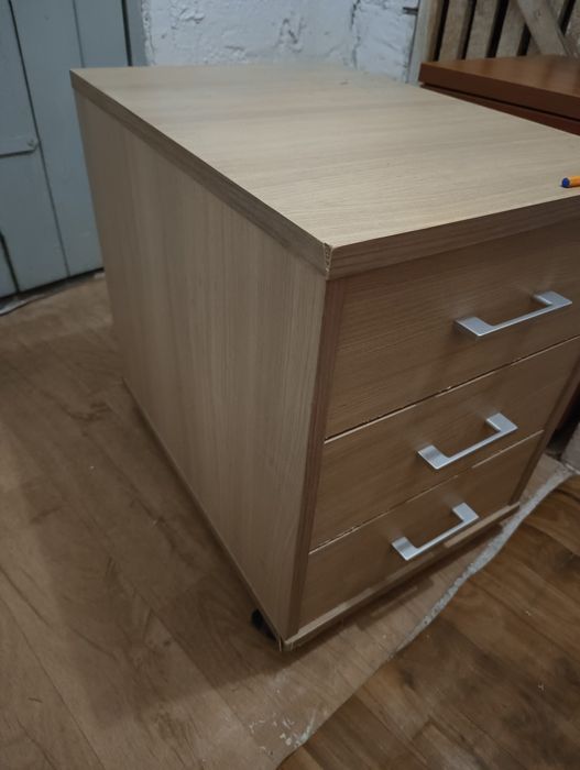 Kontenerek pod biurko, komódka.