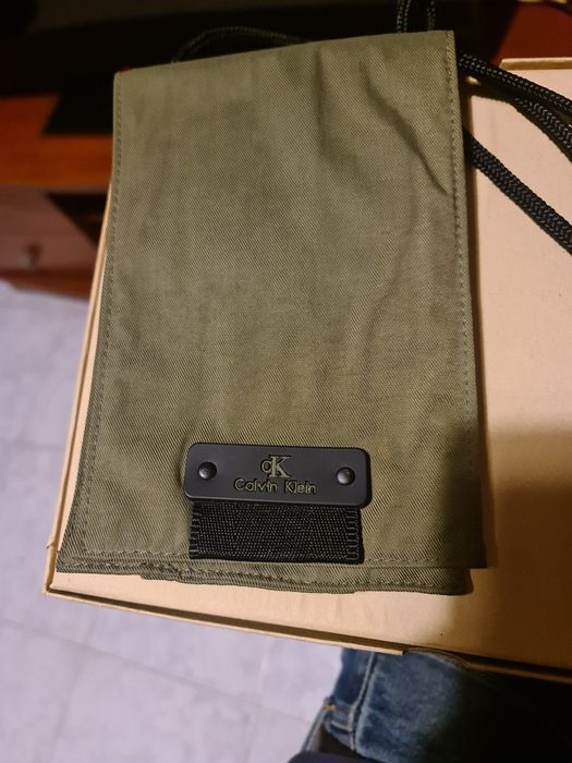 Vendo bolsa lacoste,calvin,guess e comando  para telefone