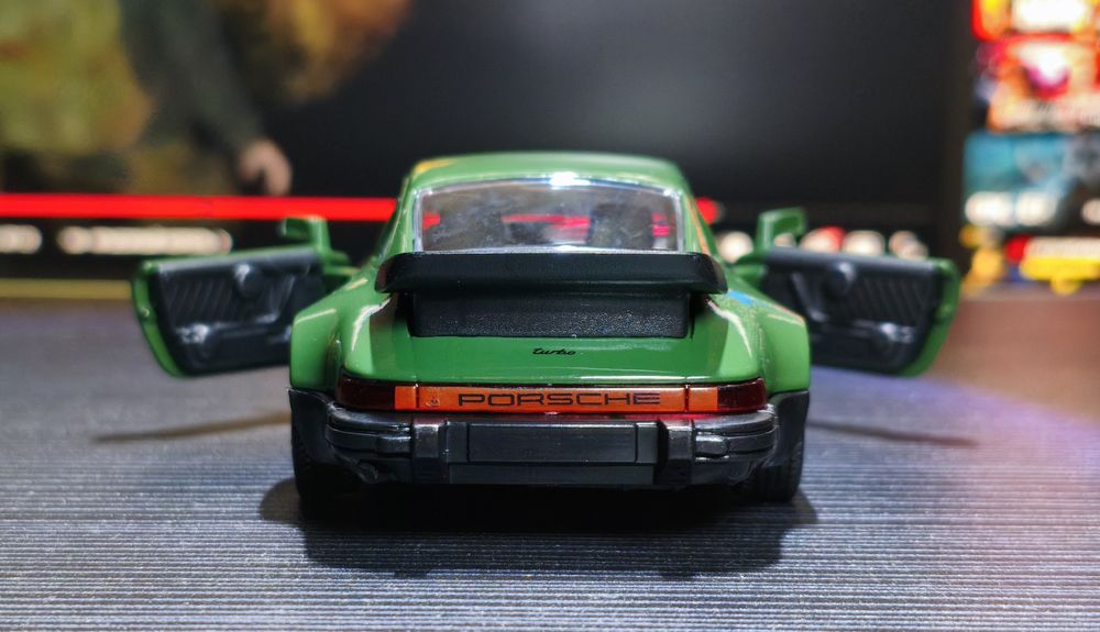 Модель автомобиля Porsche 911 Turbo 3.3 / Масштаб 1:36