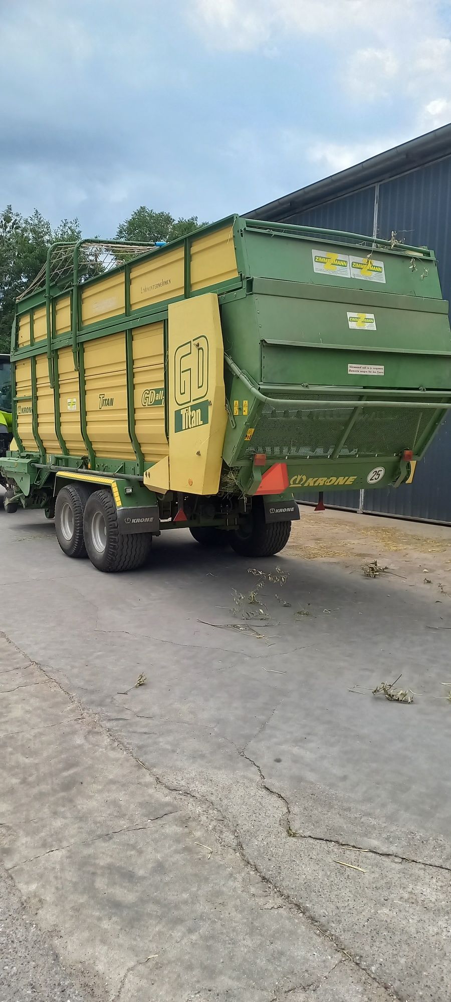 Przyczepa samozbierająca Krone Titan GD 6/42