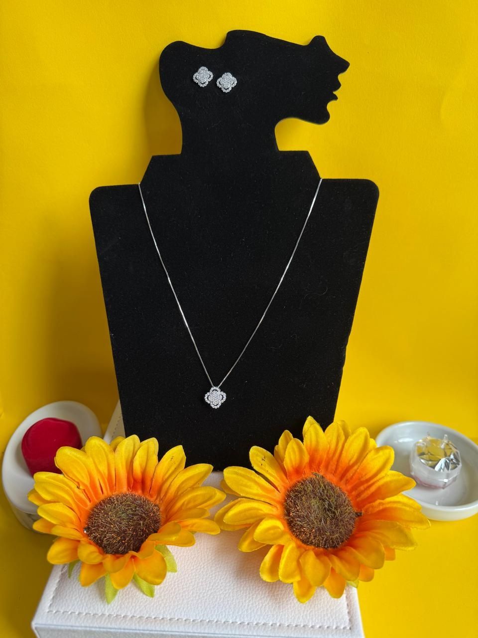 Conjunto trevo folheado a Ródio branco, com zirconia, semijoia de qual
