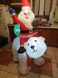 Mikołaj na niedźwiedziu polarnym z prezentami