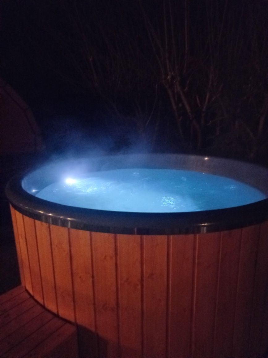 sierpień-wrzesień domek nad jeziorem  z basenem I balią z jacuzzi