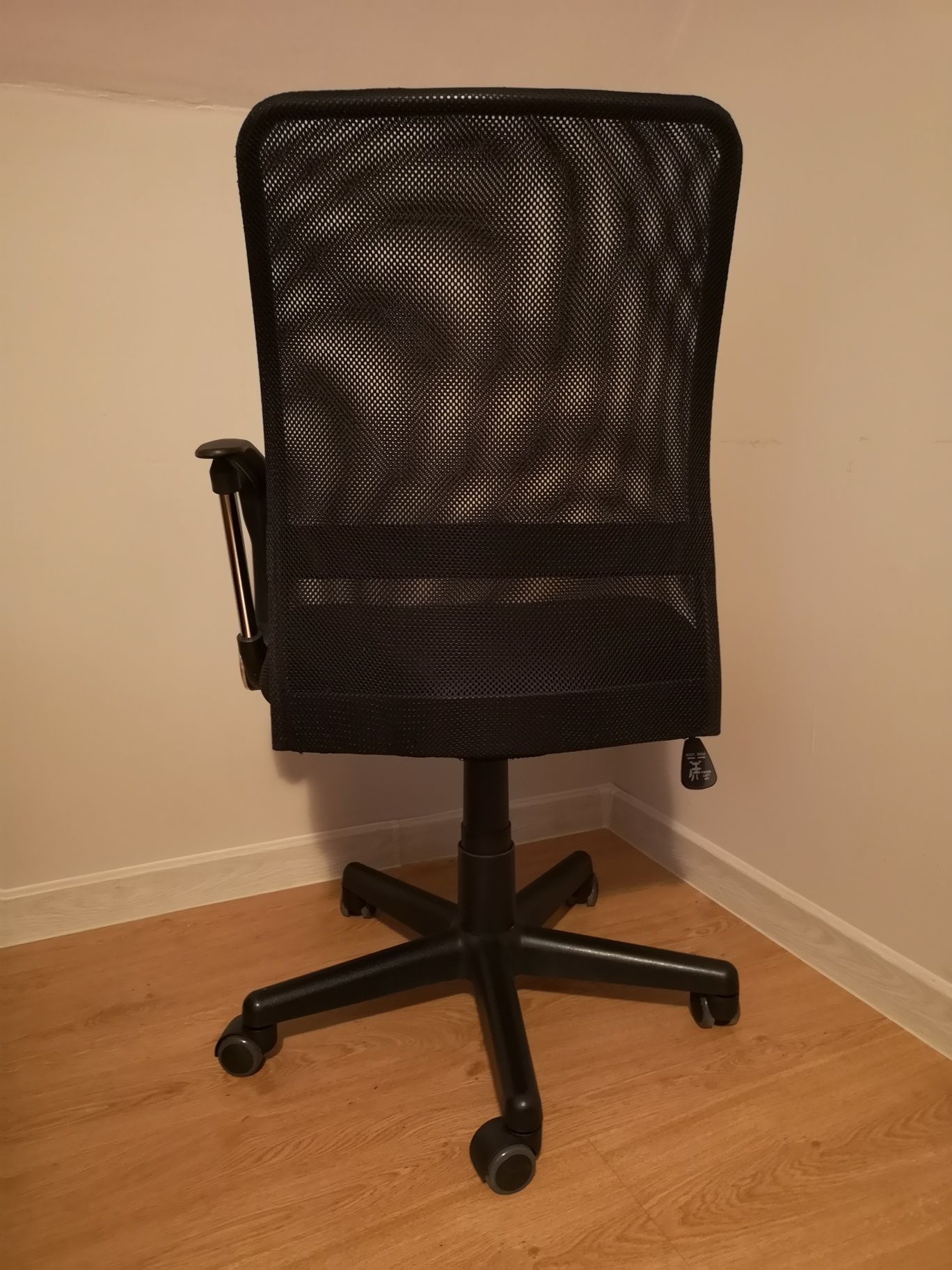 Czarny fotel obrotowy na kółkach do biurka, krzesło biurowe