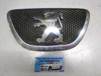 EMBLEMAT ZNACZEK LOGO MASKI PEUGEOT 107 2007r  7531260H010