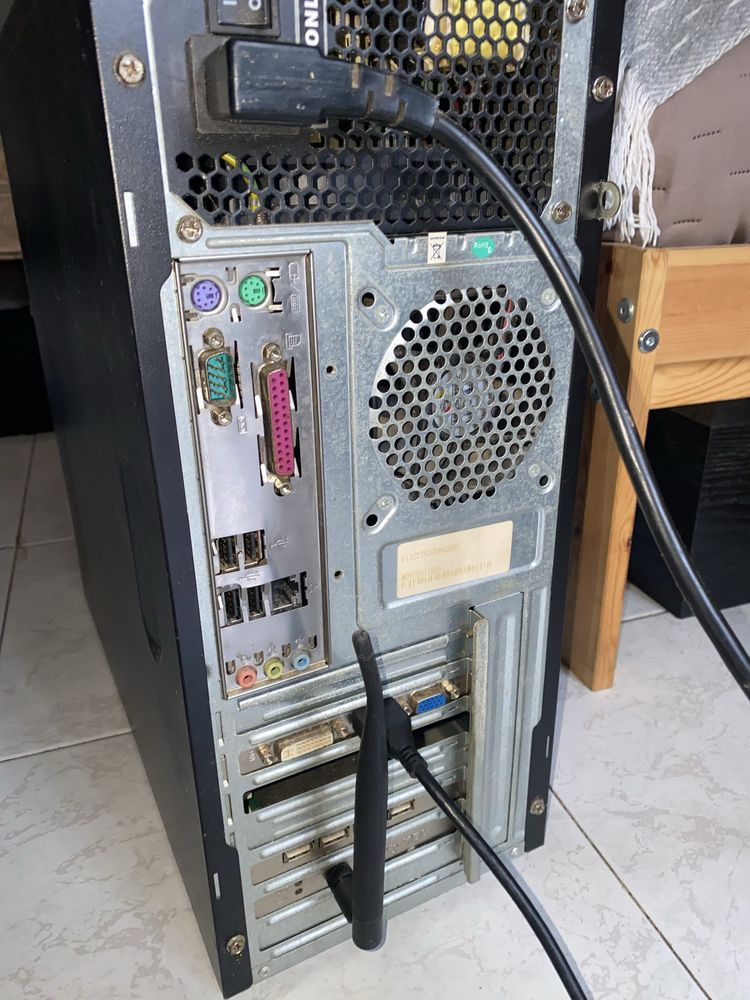 Torre com Windows 10 instalado