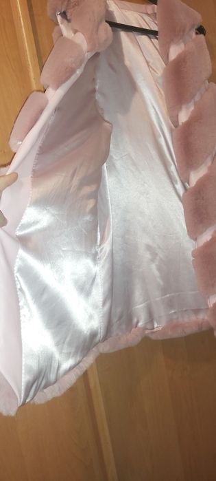 Продам меховую жилетку женскую