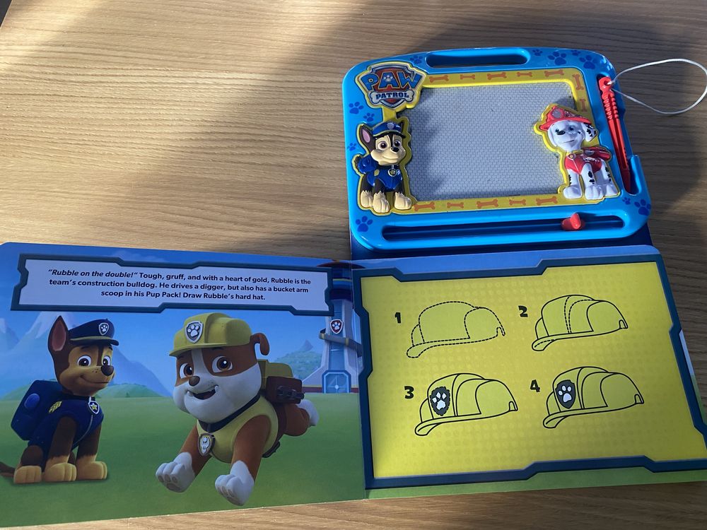 Książka z tablicą magnetyczną Paw Patrol (język angielski)