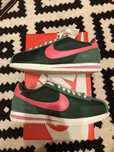 Zielone z różowym swoshem buty Nike Cortez