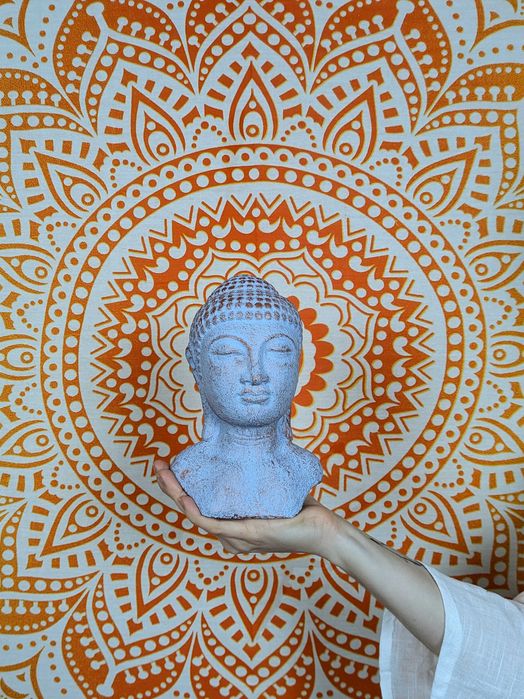 niebieska głowa spokojnego buddy,  dekoracja zen z betonu