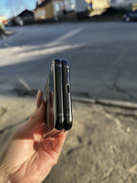 Телефон Samsung Galaxy Z Flip 3  8/128gb