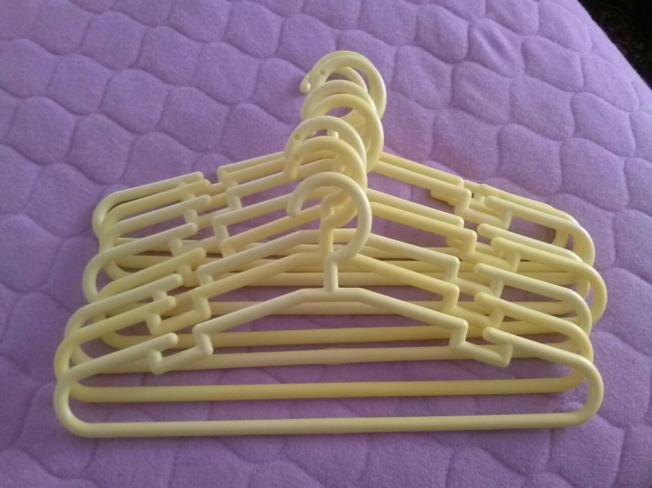 Cabides pequenos p/ roupa de bebé