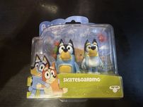 Bluey skatebording figurki bluey na deskorolce skateboarding