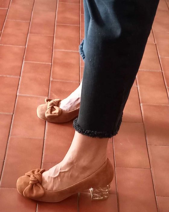Sapatos em camurça, cor camel, tamanho 37.