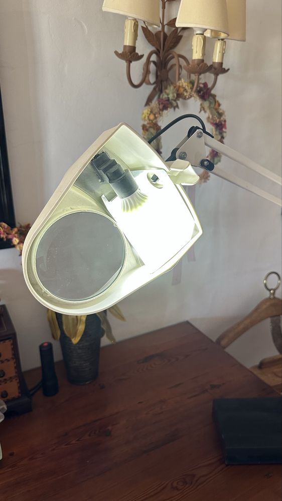 Candeeiro com lupa - ideal para trabalhos manuais