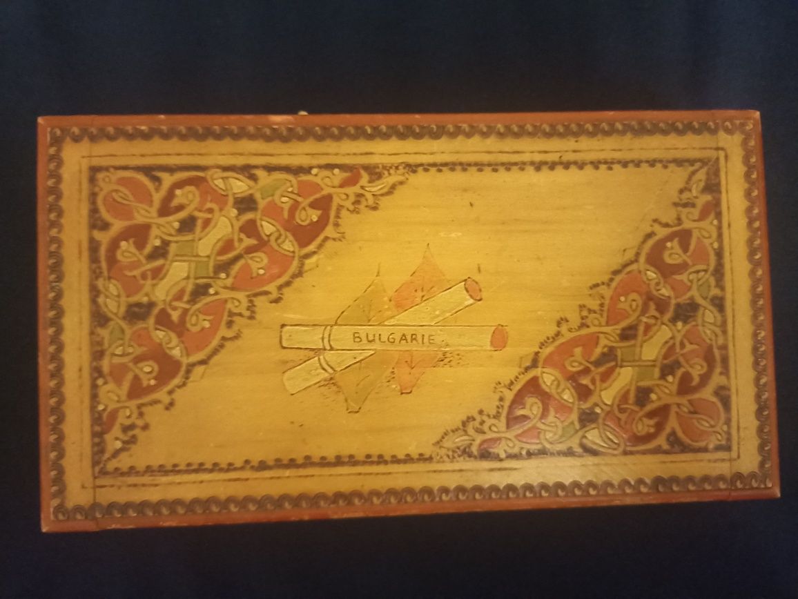 Drewniane pudełko na papierosy Bulgarie cygaretka grawerowane stare