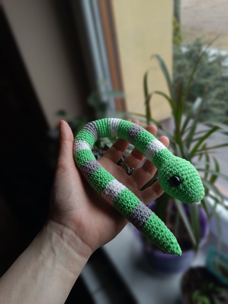 Zielony wąż na szydełku