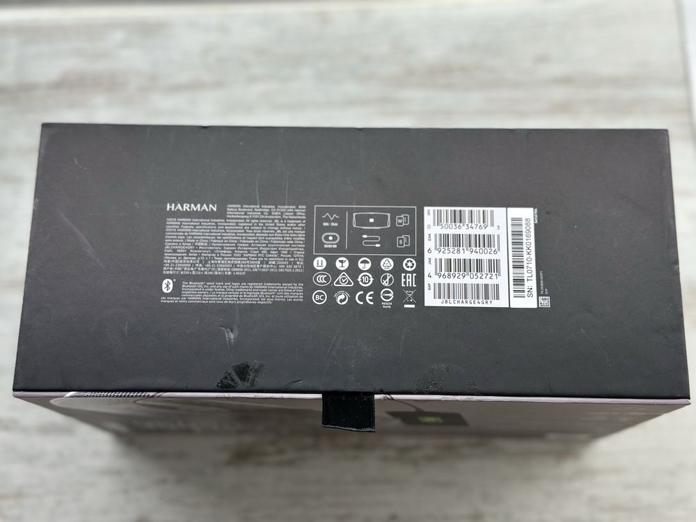 JBL Charge 4 сірого кольору