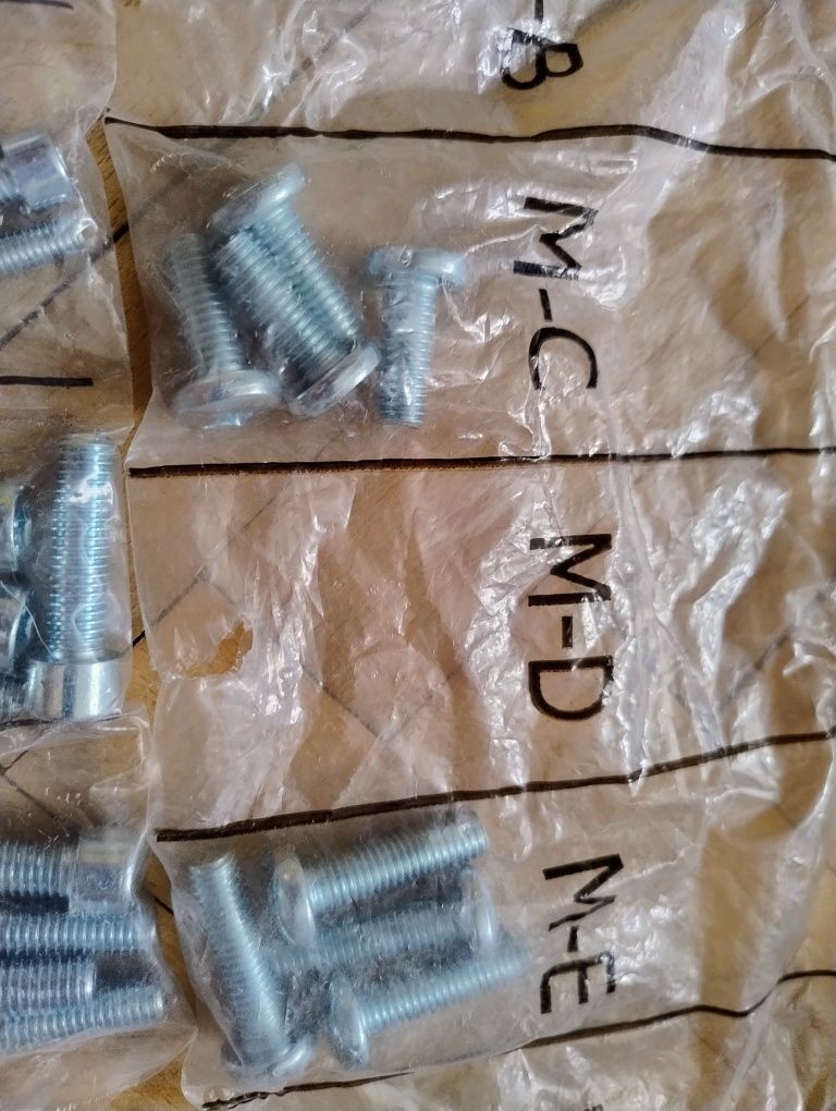 Śruby, tuleje plastikowe