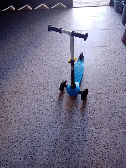 Trotinete azul para crianca